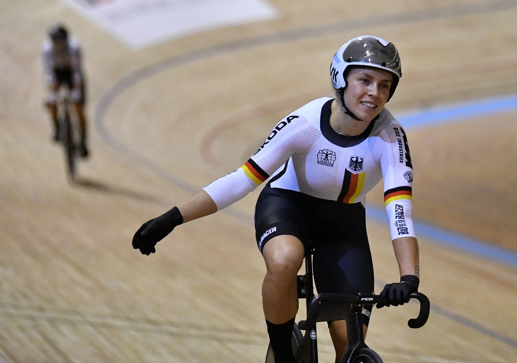 Hinze beats home favourite Mitchell to win gold at UCI Nations Cup in Milton
