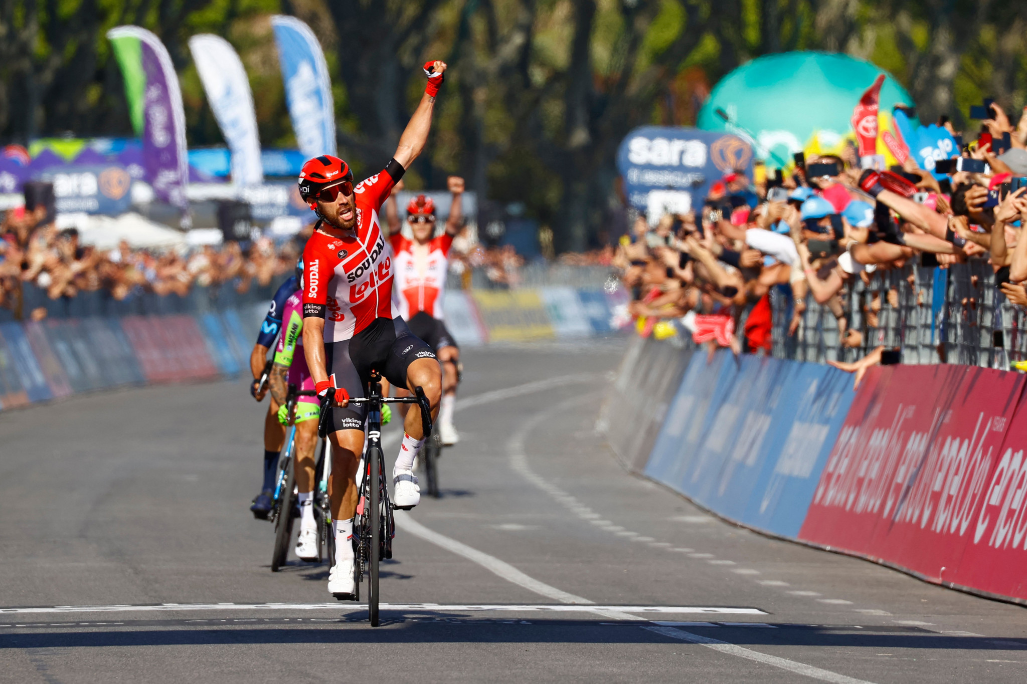 De Gendt wins first Giro d’Italia stage in 10 years after Naples breakaway
