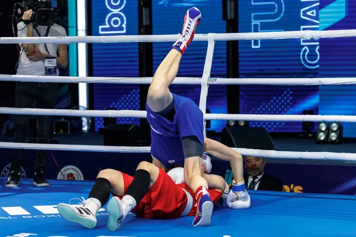 A fall in the bout between Chinese Taipei and South Korea boxers in the under-57kg category ©IBA