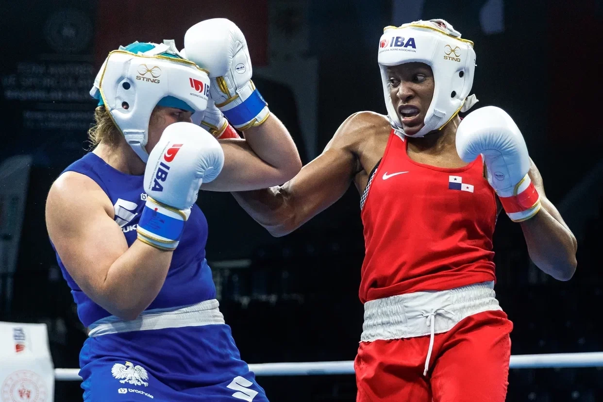 Panama's Atheyna Bylon looked dominant against Polish boxer Agata Kaczmarska ©IBA