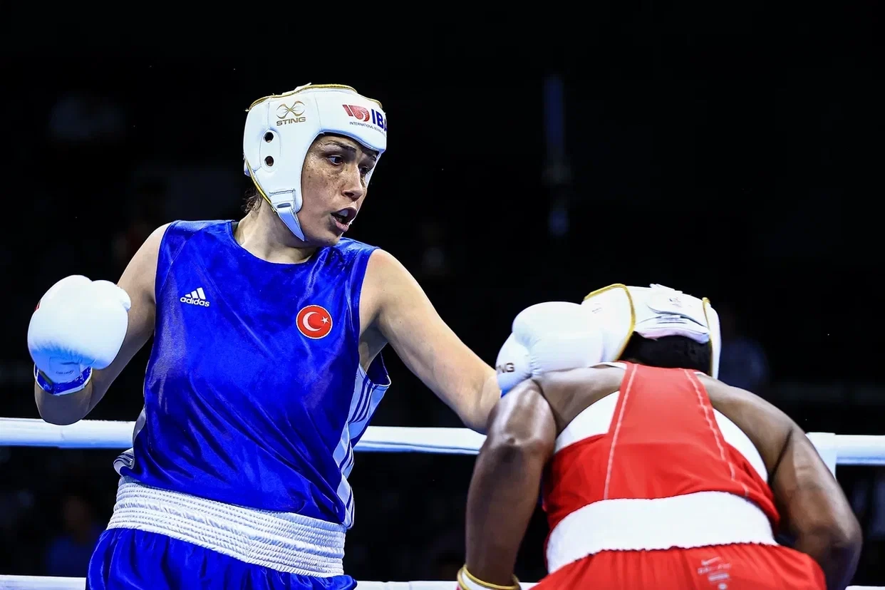 The host nation's Elif Güneri progressed this afternoon by beating Elizabeth Andiego of Kenya in under-81kg ©IBA