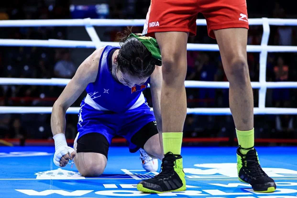 Mongolian Namuun Monkhor slapped the floor in disbelief after losing a close split decision to Manisha from India ©IBA