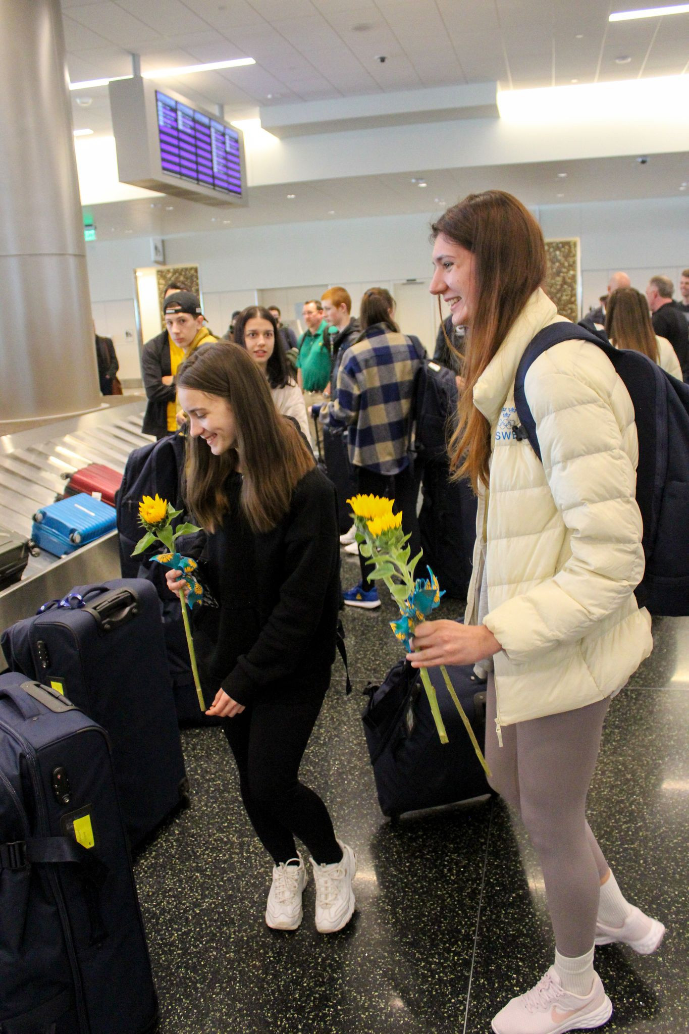 Ukrainians receiving flowers on arrival in the United States ©UOLF