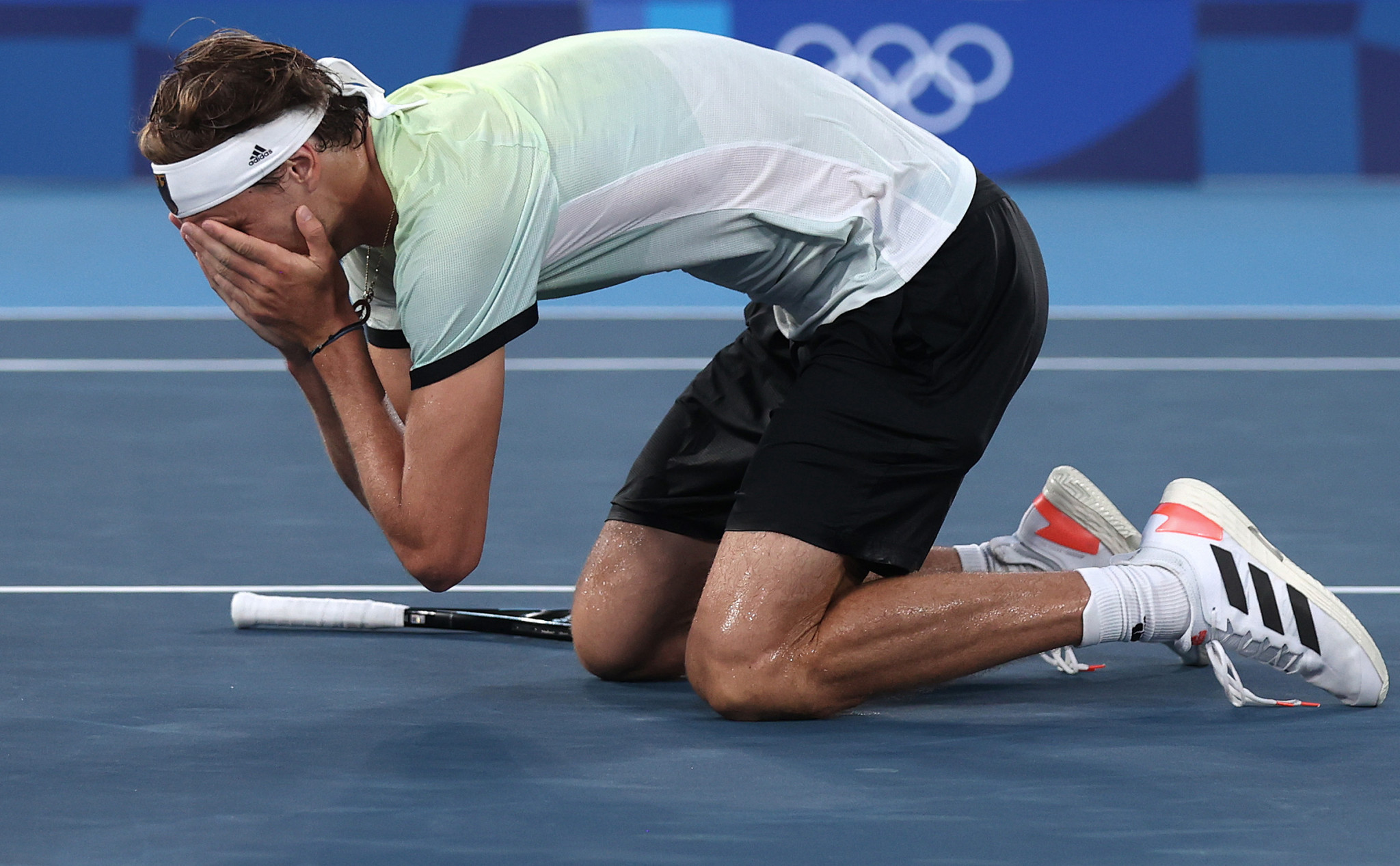 Germany's Alexander Zverev falls to his knees after clinching men's singles gold at the Tokyo 2020 Olympics ©Getty Images