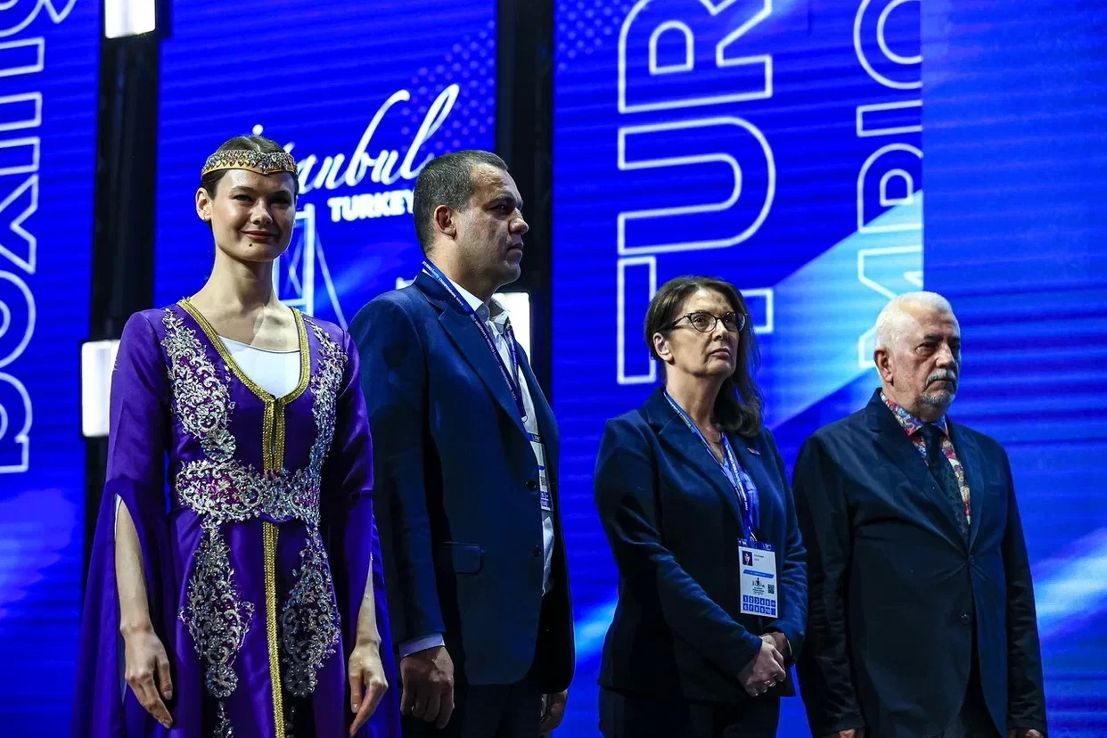 International Boxing Association President Umar Kremlev, second from left, was among those awarding medals today ©IBA