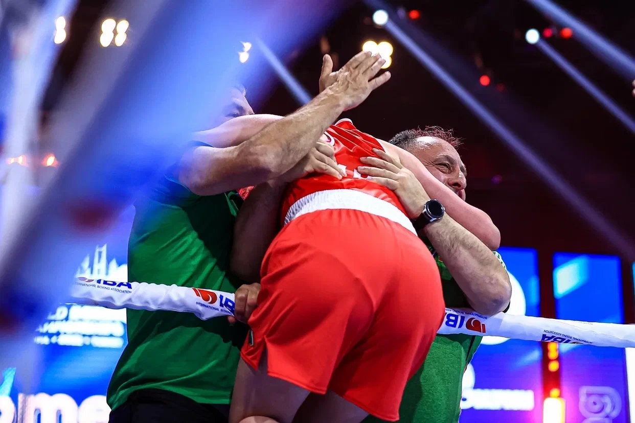 John Conlan, left, and Zaur Antia, right, hugging Lisa O'Rourke after her win ©IBA