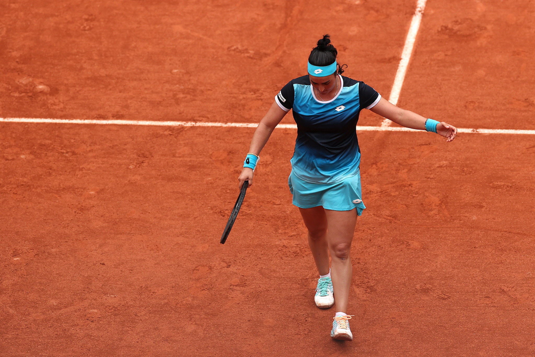 Jabeur and Muguruza stunned by comebacks on first day of French Open