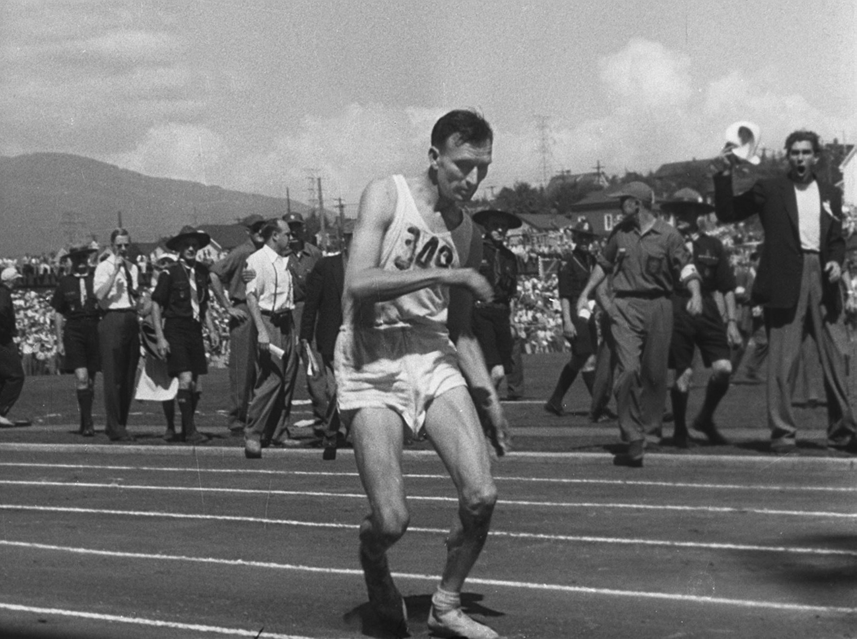 Jim Peters struggles in the heat at the 1954 Commonwealth Games in Vancouver ©Getty Images