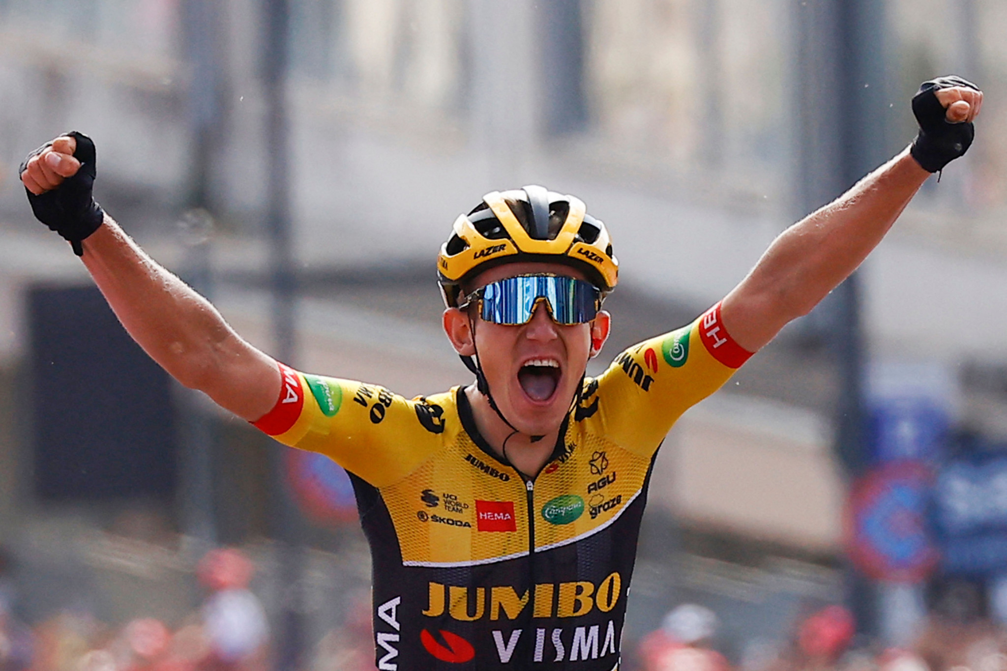 Bouwman earns stage 19 Giro d'Italia victory as Carapaz retains narrow overall lead