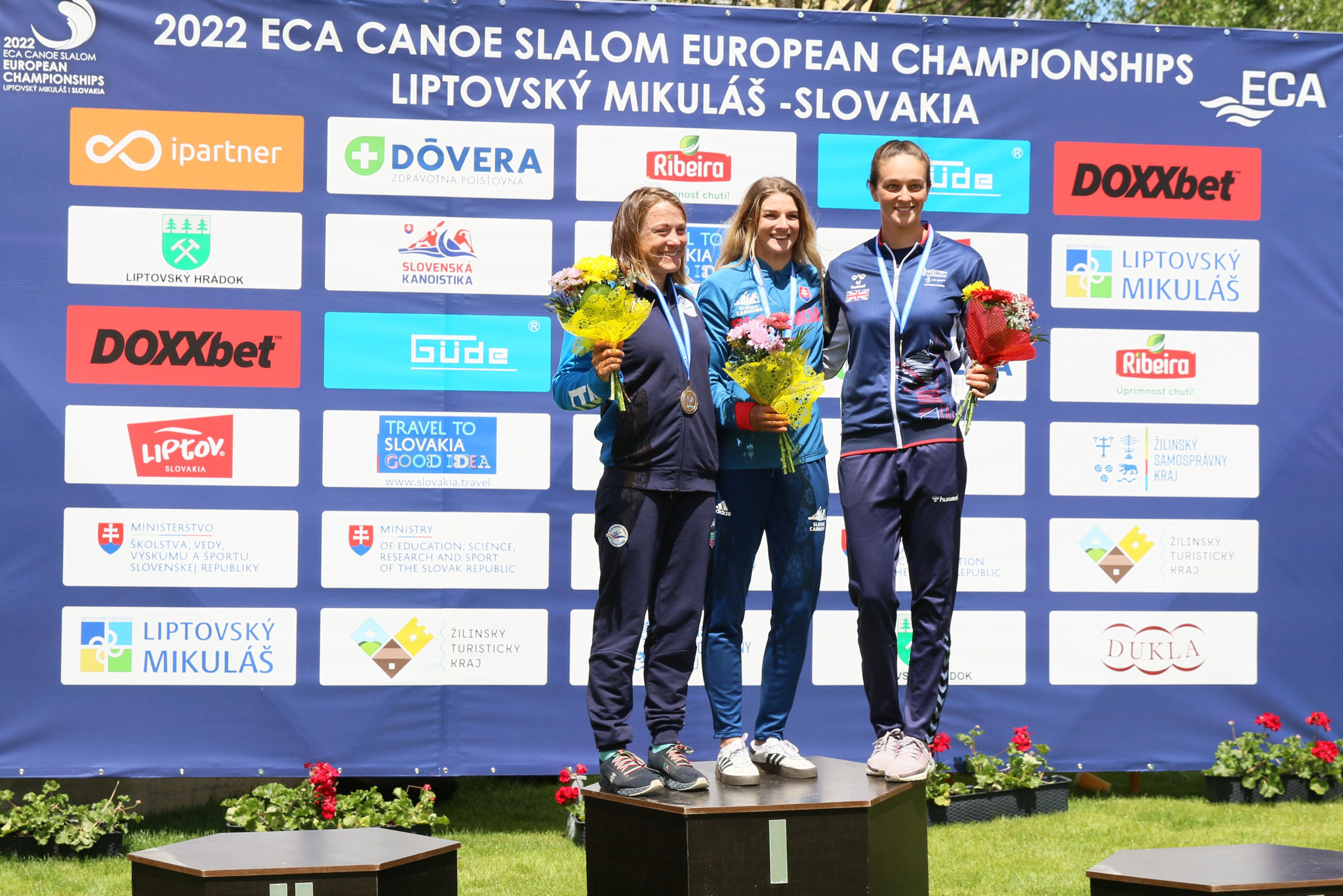 Italy's Stefanie Horn, left, and Slovakia's Eliška Mintálová, centre, both finished in 1:47.24 to take women's K1 gold at the ECA Canoe Slalom European Championships ©ECA