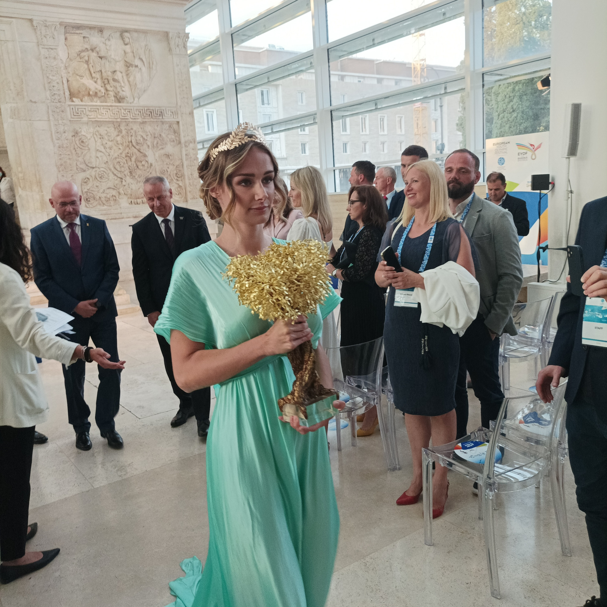 A model carries the golden olive tree which will be handed on to successive EYOF host cities ©ITG