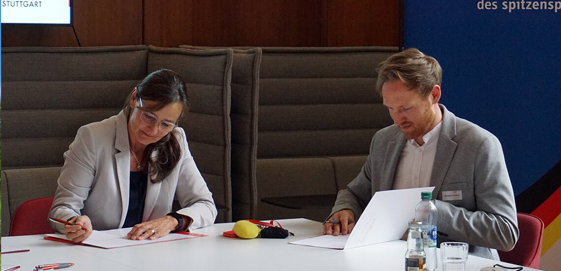 University rector Katja Rade and adh secretary general Benjamin Schenk signing the agreement ©adh