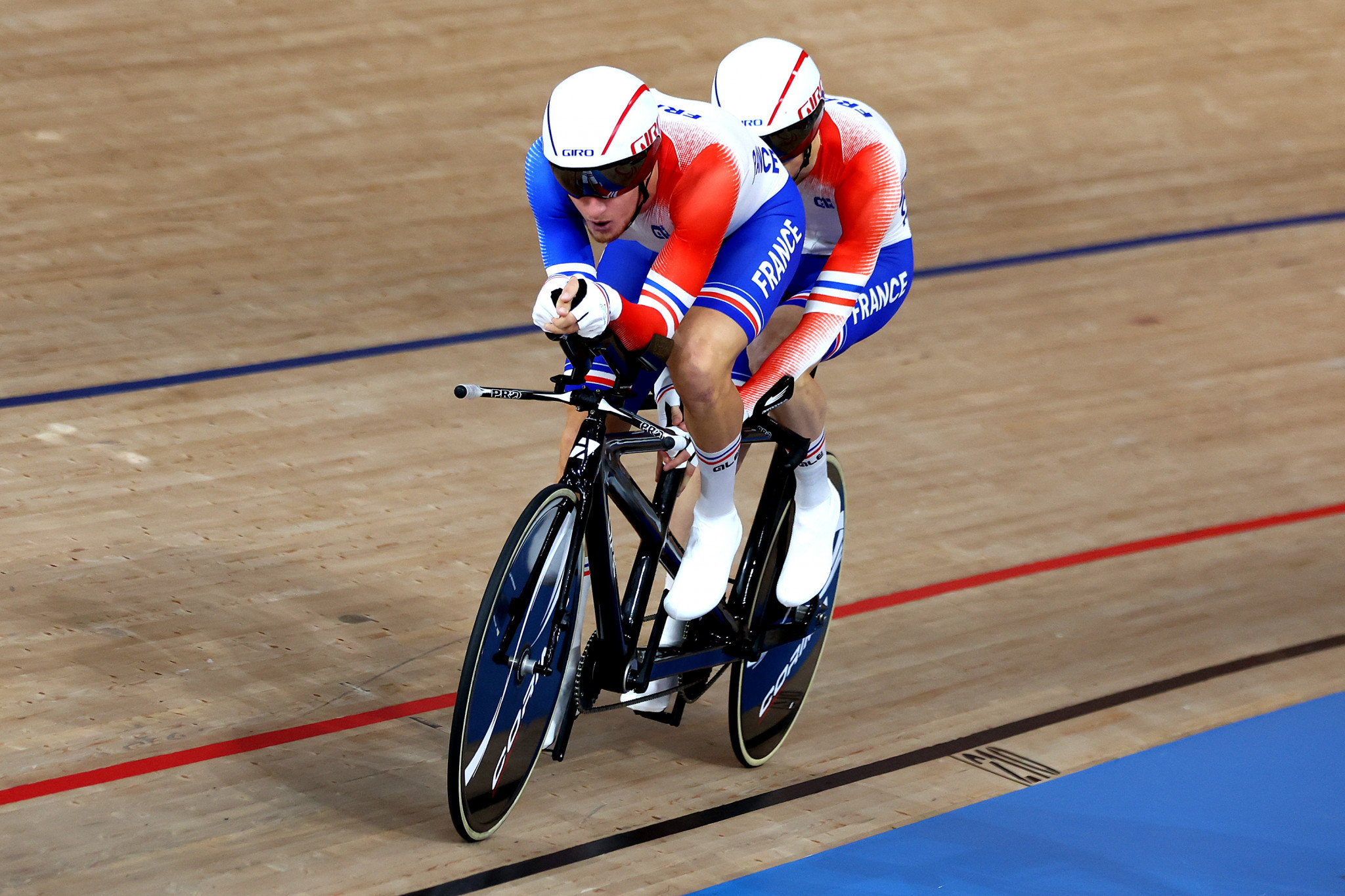Corentin Ermenault, left, and Alexandre Lloveras, right, are set to take the bronze medal for the 4km individual pursuit ©Getty Images