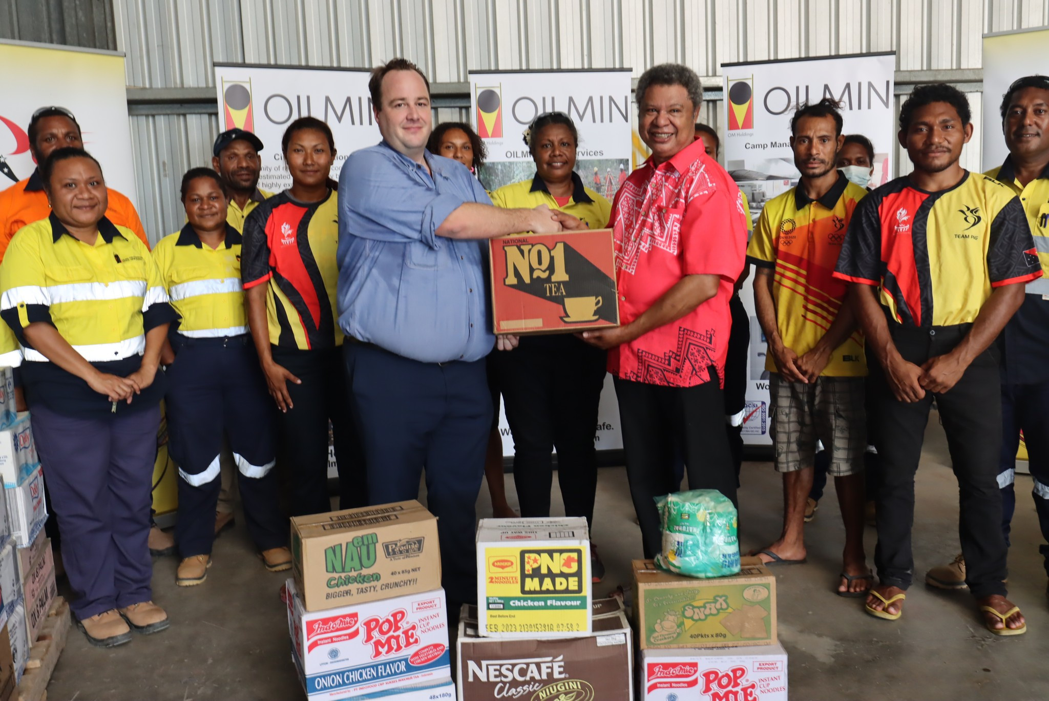 The PNGOC accepted food donations at the Oilmin depot ©PNGOC