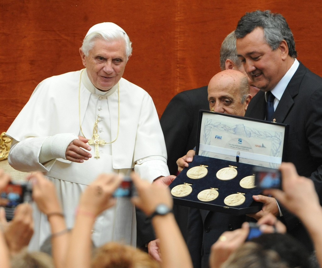 Paolo Barelli (right), pictured awarding medals to the Pope in 2009, is standing for another four-years as LEN President ©Getty Images