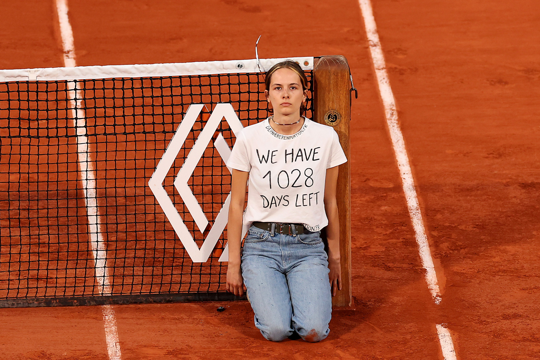 A climate activist tied herself to the net during the semi-finals between Casper Ruud and Marin Čilić ©Getty Images