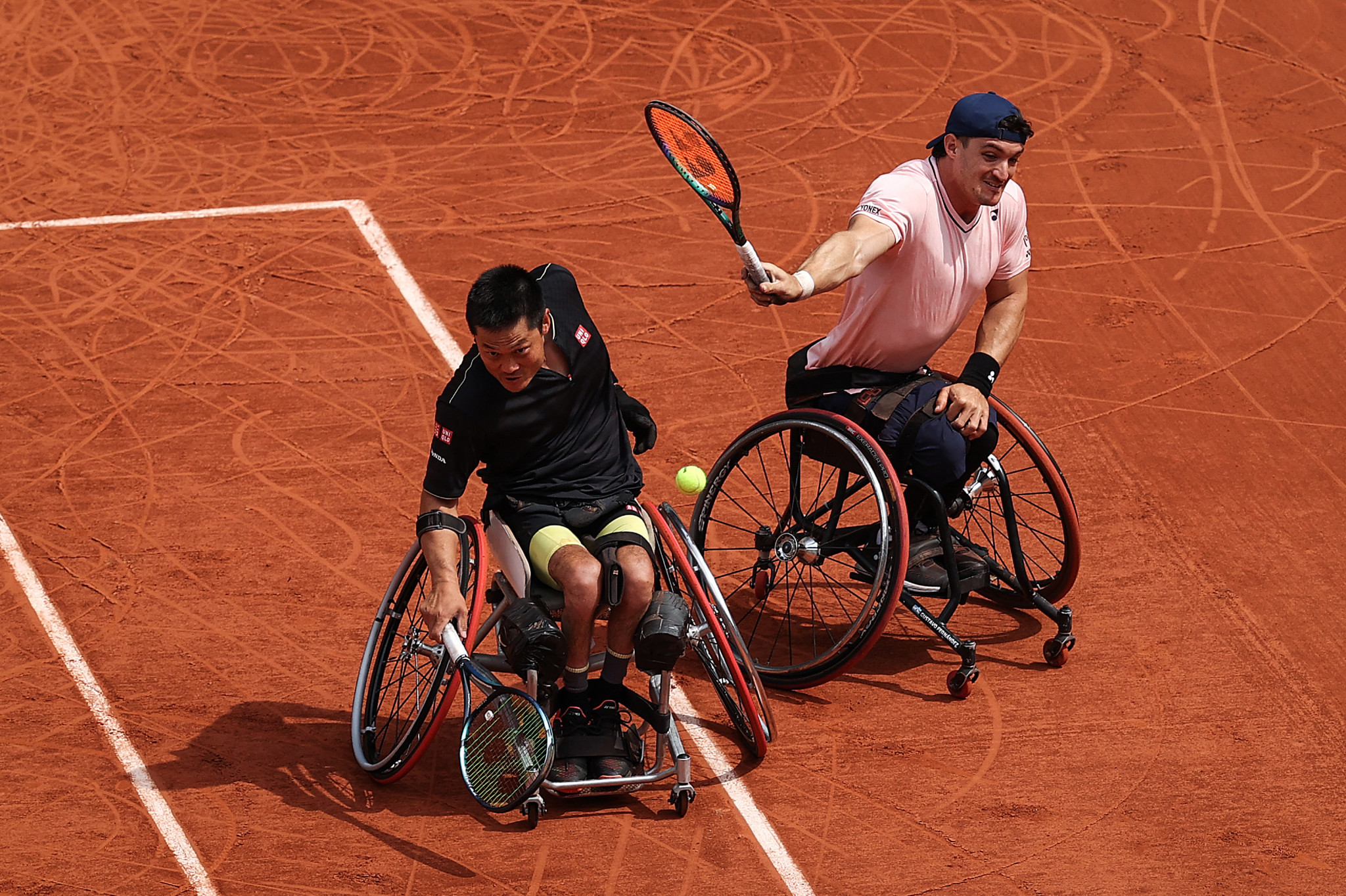 Argentina's Gustavo Fernández, right, and Japan's Shingo Kunieda, left, beat men's doubles Paralympic champions Stéphane Houdet and Nicolas Peifer ©Getty Images
