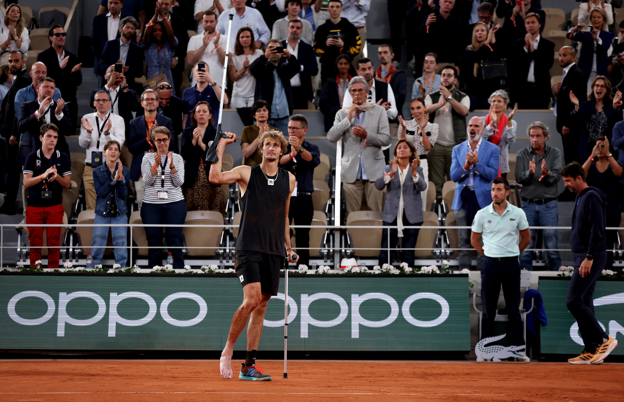 Alexander Zverev, on crutches, waves to the fans before leaving the court ©Getty Images