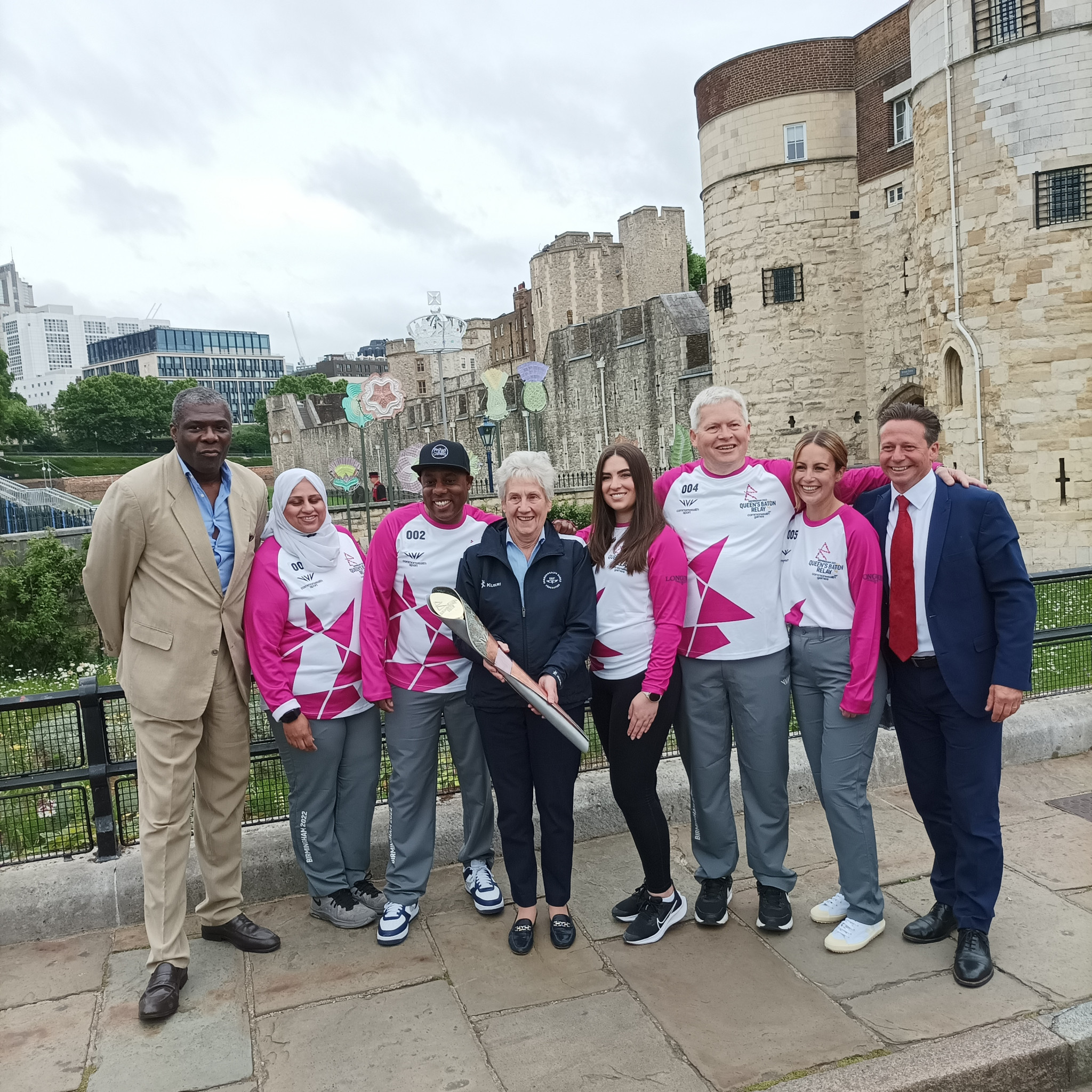 Birmingham 2022 deputy chairman Geoff Thompson, left, Commonwealth Games Federation President Dame Louise Martin, centre, and British Sports Minister Nigel Huddleston, right, with the Batonbearers at the Tower of London ©ITG