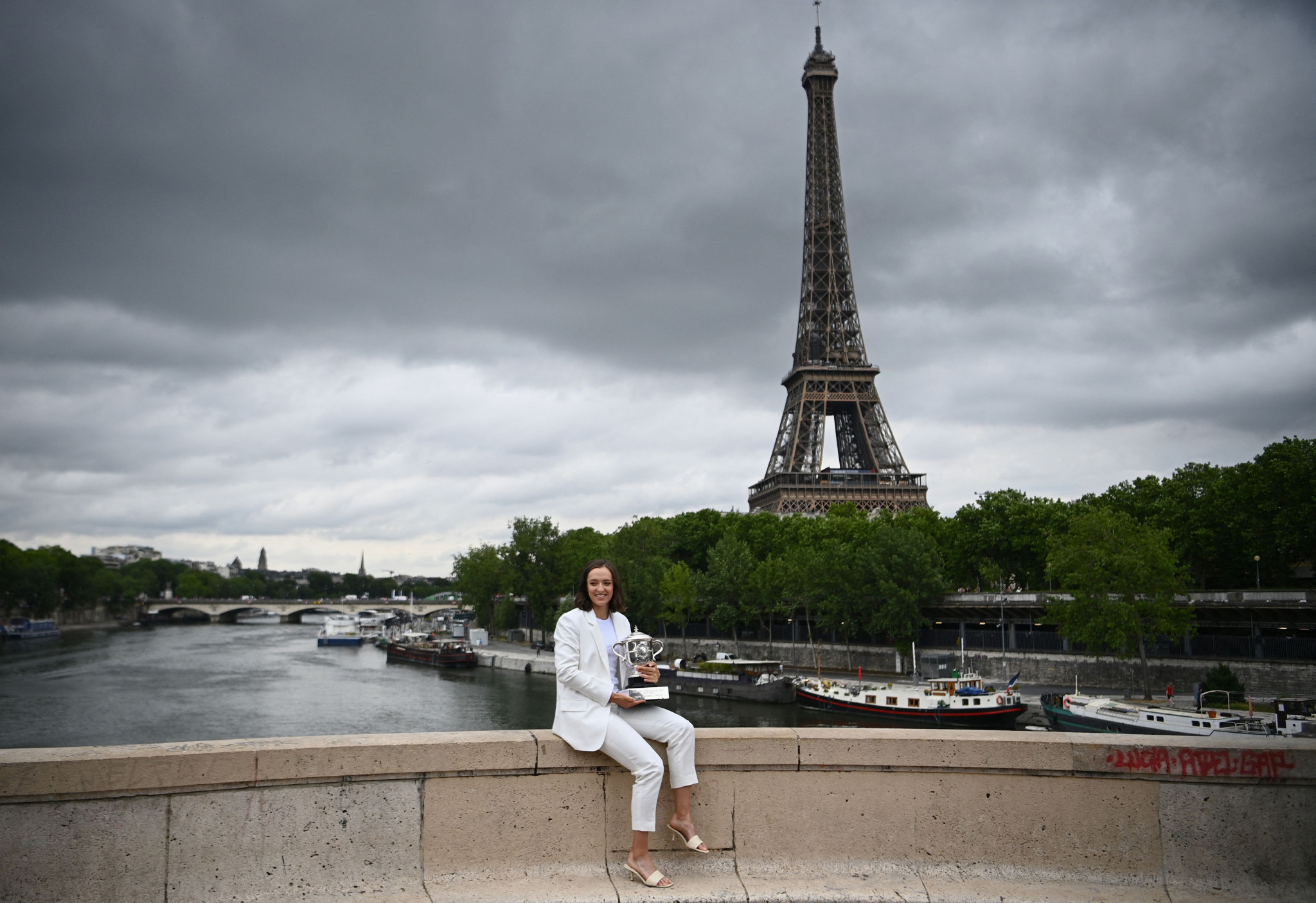 Iga Świątek was posing for photographs in front of the Eiffel Tower ©Getty Images
