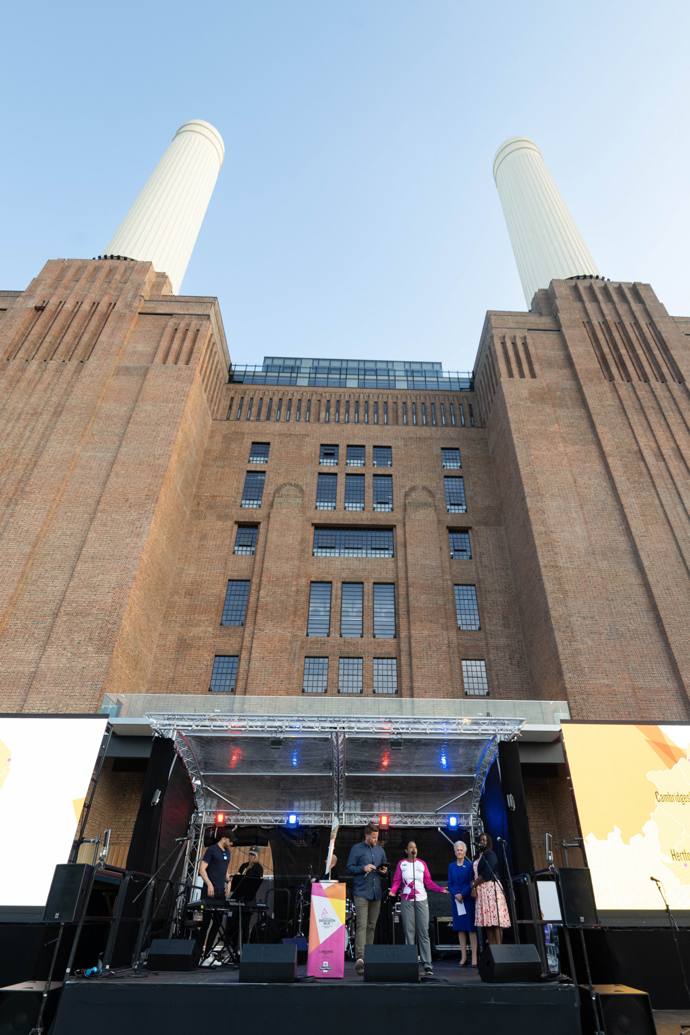 The Baton carrying the Queen's message to athletes of the Commonwealth arrived on a sunlit evening at Battersea Power Station ©Birmingham 2022
