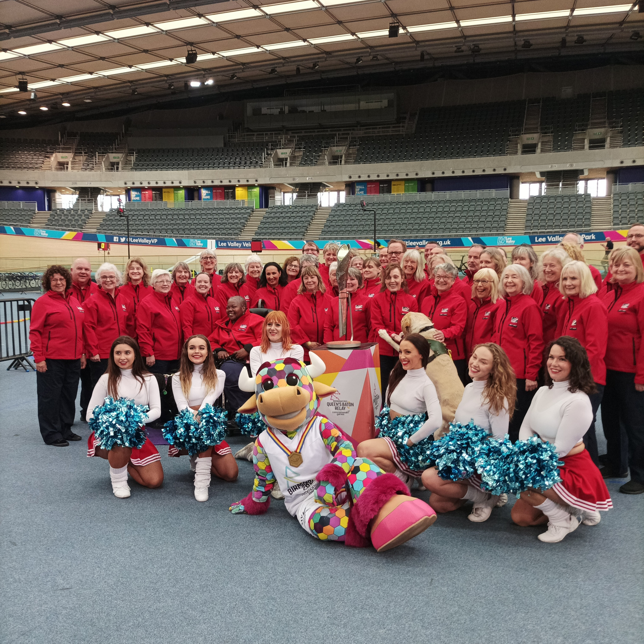 Birmingham 2022's mascot Perry joined the Games maker choir at the velodrome, formed from volunteers at the 2012 Olympics and a cheerleader troupe to serenade a group of cyclists riding with the Baton ©ITG