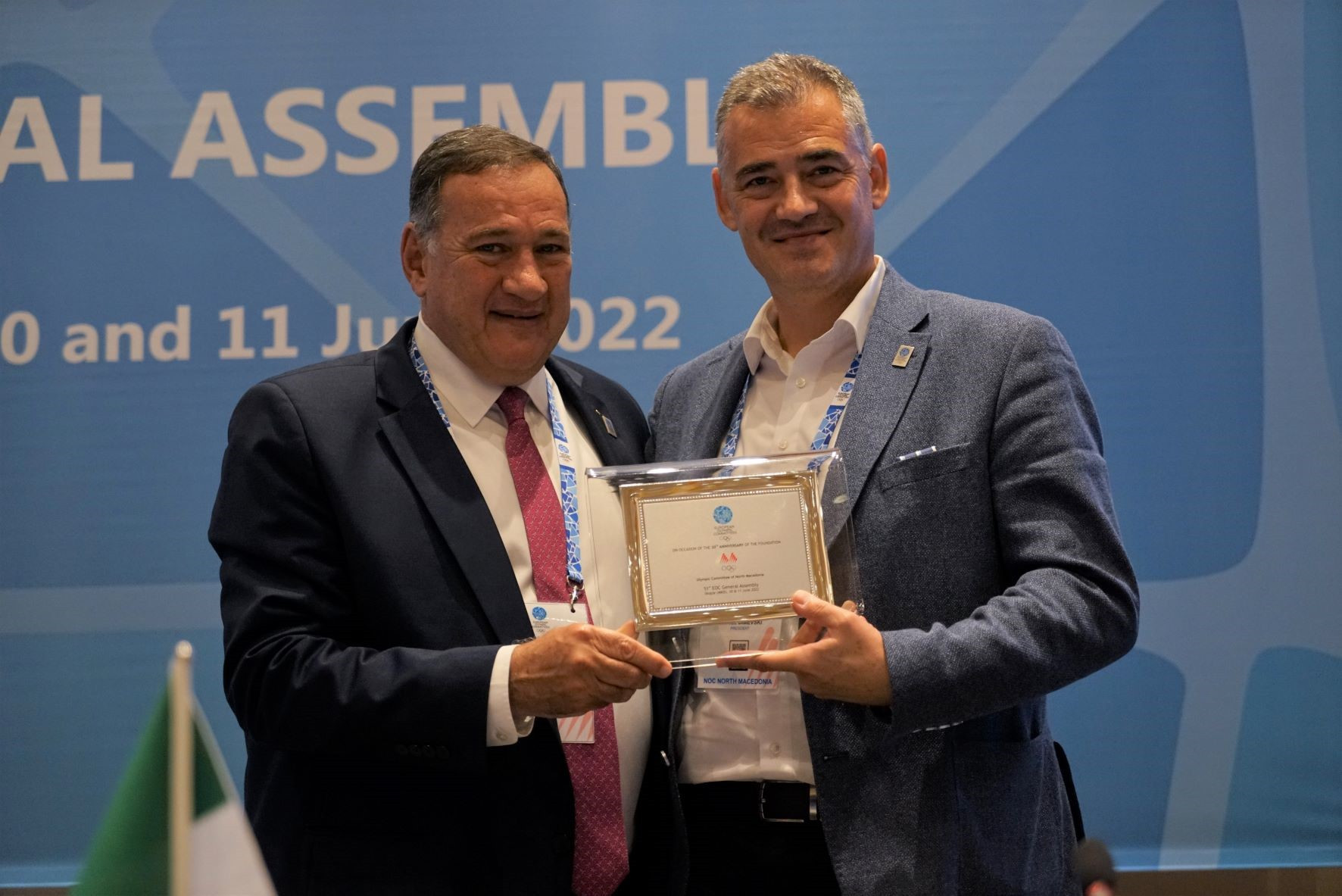 EOC President Spyros Capralos, left, presented his MOK counterpart Daniel Dimevski with a plaque to mark the NOC's 30th anniversary ©EOC