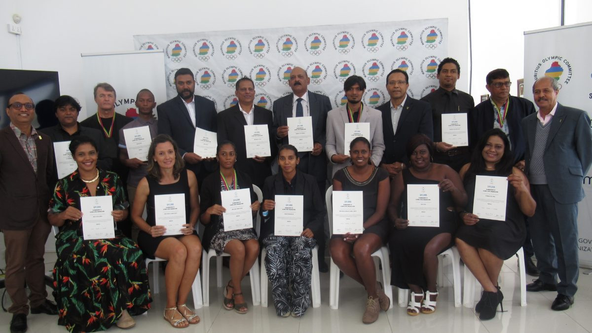 Mauritius NOC holds ceremony for 17 graduates of advanced sport management course