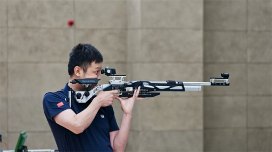 Olympic champion Zhu Qinan fired the first shot at the newly opened Fuyang Yinhu Sports Centre ©Hangzhou 2022