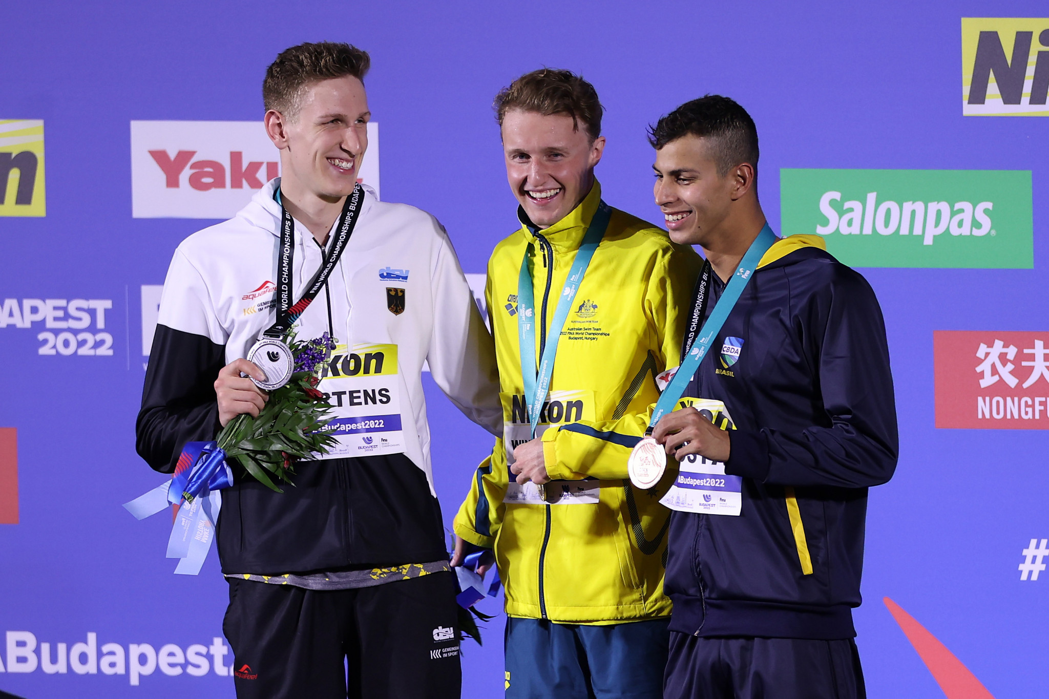 Elijah Winnington of Australia, centre, edged a close contest with Germany's Lucas Märtens, left, to take the first swimming gold of the Championships in the men's 400 metres freestyle ©Getty Images