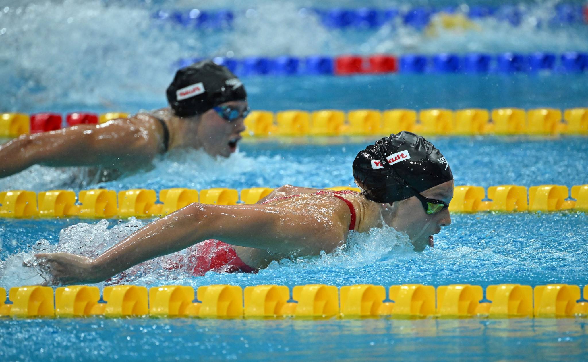 Canada's Summer McIntosh, right, beat the United States' Hali Flickinger, left, to claim women's 200m butterfly gold at the FINA World Championships ©Getty Images