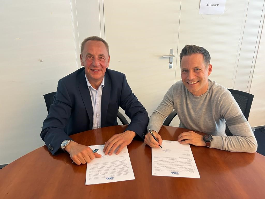 ICF President Thomas Koznietzko, left, pictured with Richard Pettit at a contract signing ©ICF