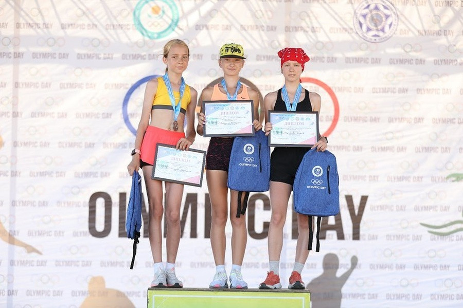 Children winning prizes as part of Olympic Day competition ©HOK