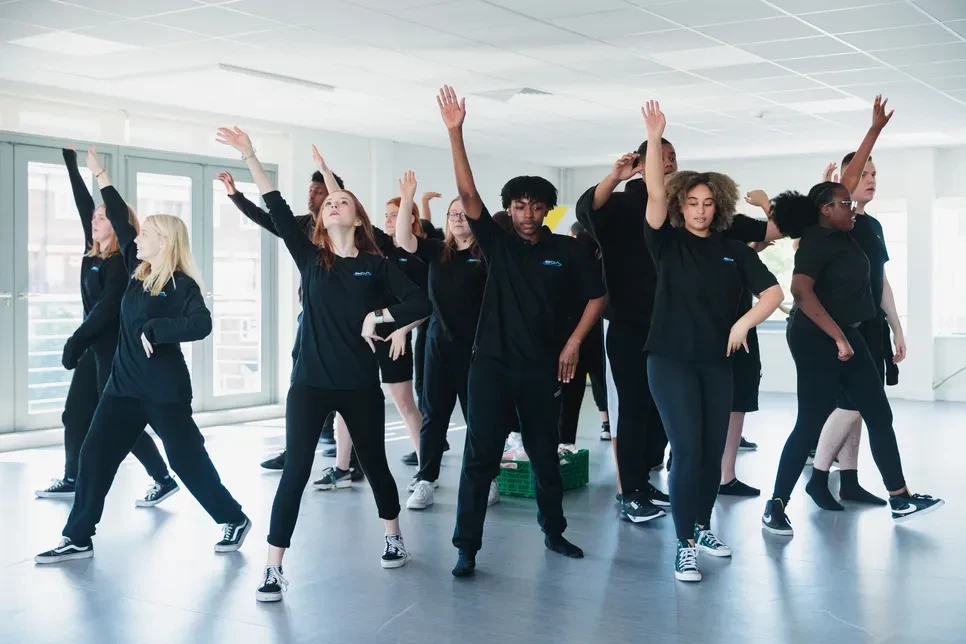 Students from Birmingham Ormiston Academy rehearse the routines which will be performed at Birmingham 2022 welcome ceremonies ©Birmingham 2022