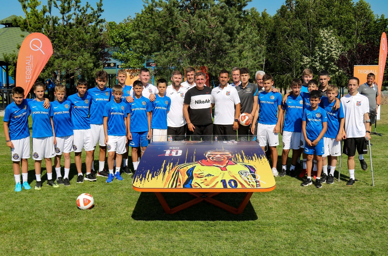 The Romanian Teqball Federation gifted tables to Gheorghe Hagi and Gheorghe Popescu ©FRTEQ