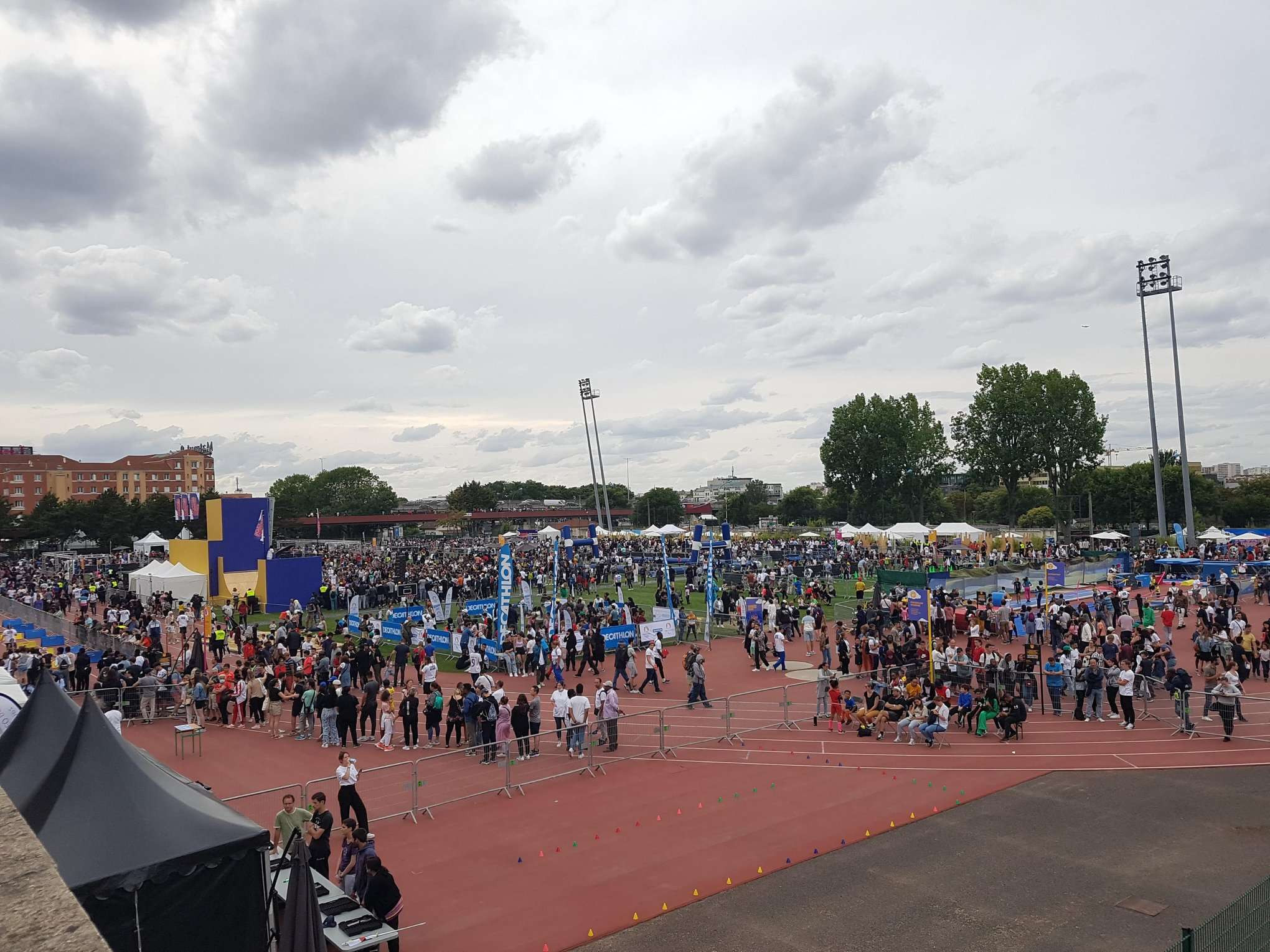 The public gathered in their thousands to attend the Paris 2024 Olympic Day event ©ITG