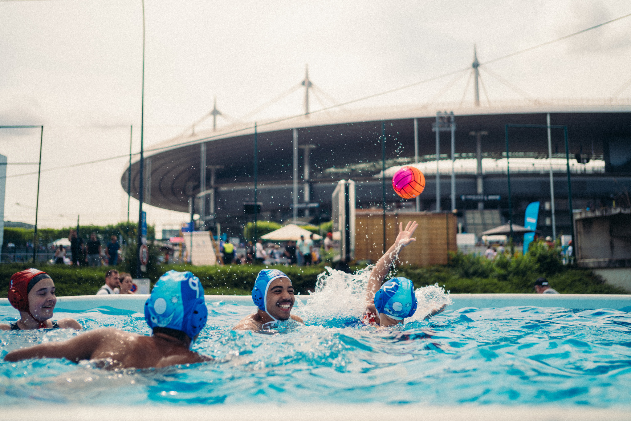 A mobile swimming pool was implemented for people to play water polo ©Paris 2024