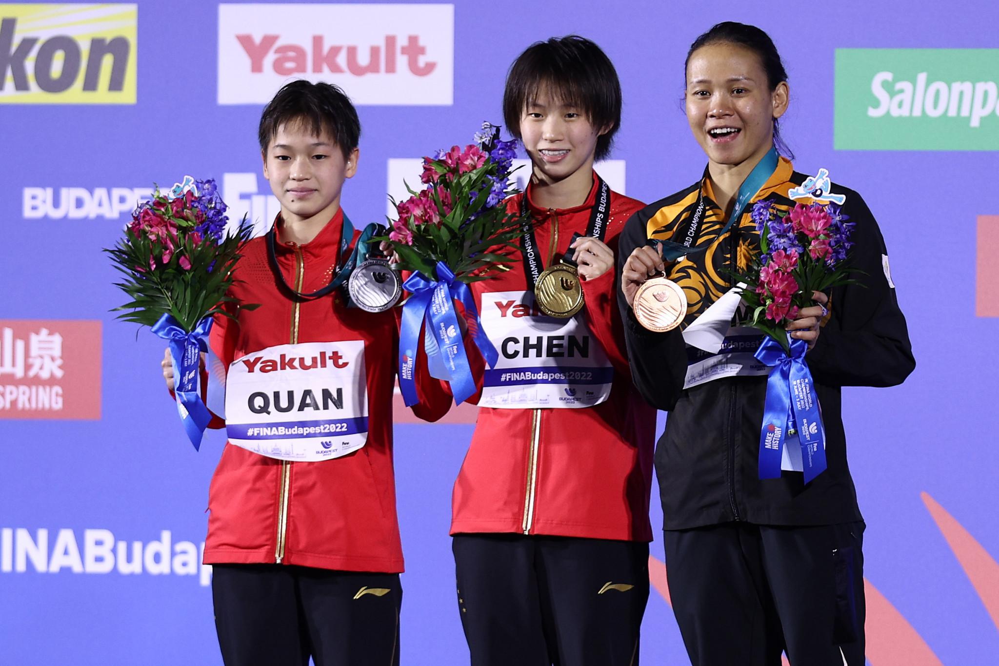 Chen Yuxi, centre, and Quan Hongchan, left, ensured a Chinese one-two in the women's 10m platform diving final ©Getty Images
