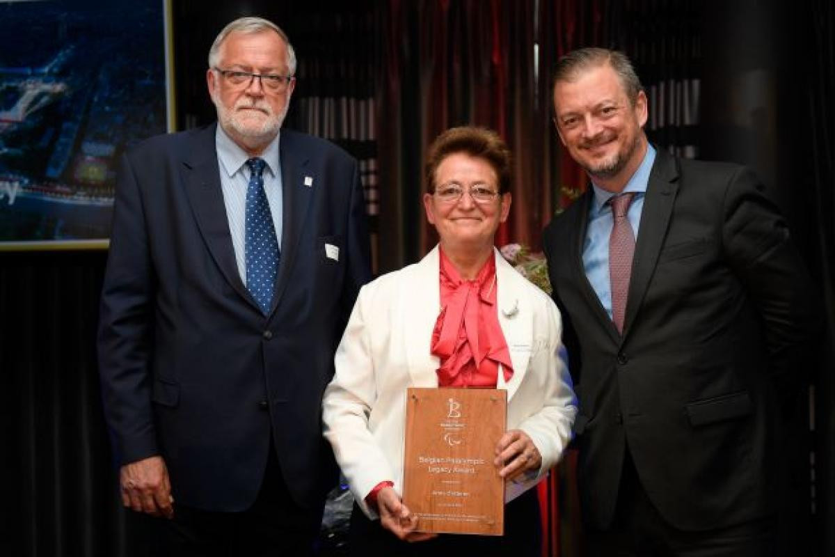 Anne d'Ieteren, centre, has won the inaugural Belgian Paralympic Legacy Award ©IPC