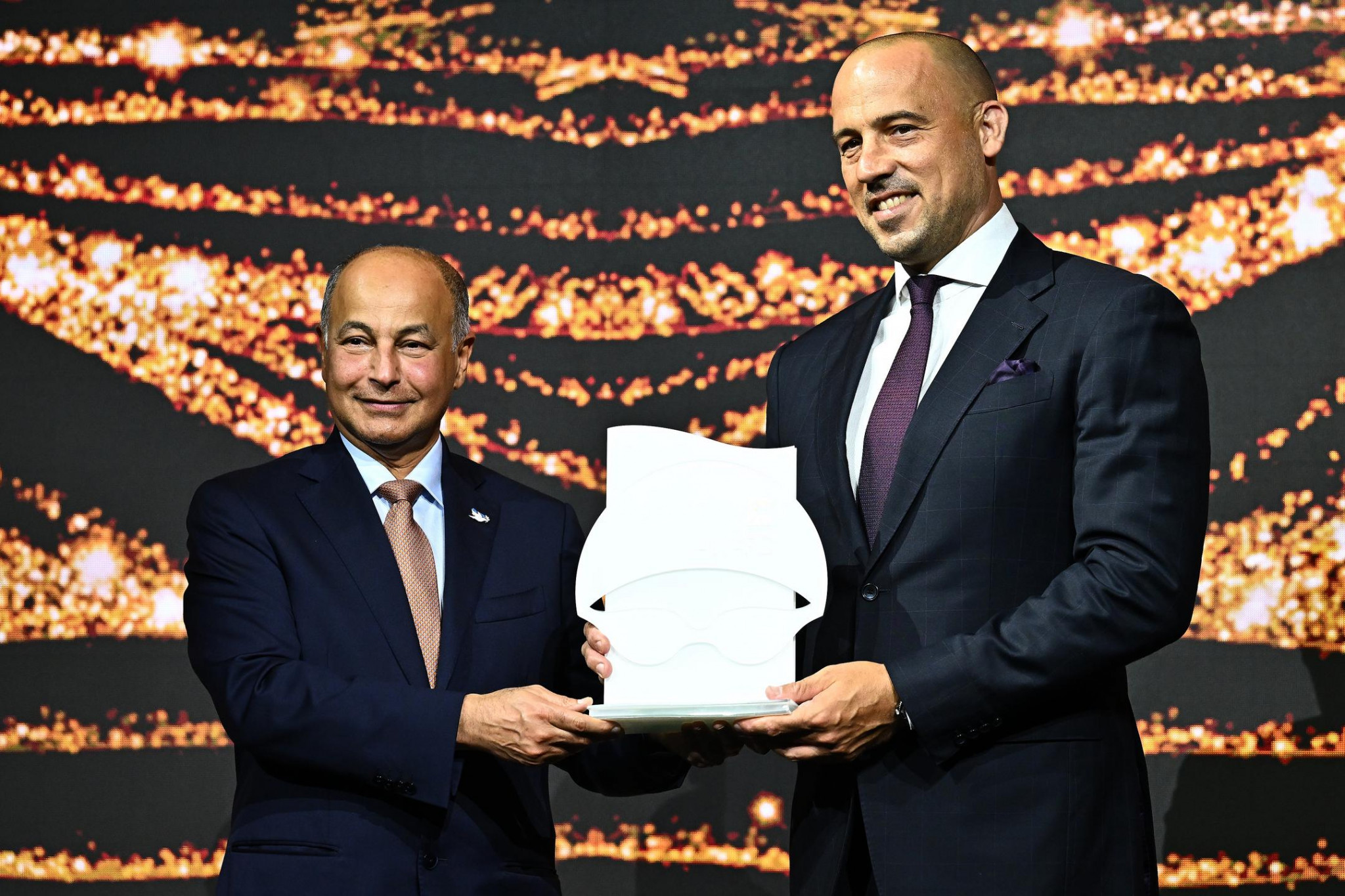 Gifts were exchanged between FINA and the Budapest 2022 Organising Committee at the gala dinner ©FINA