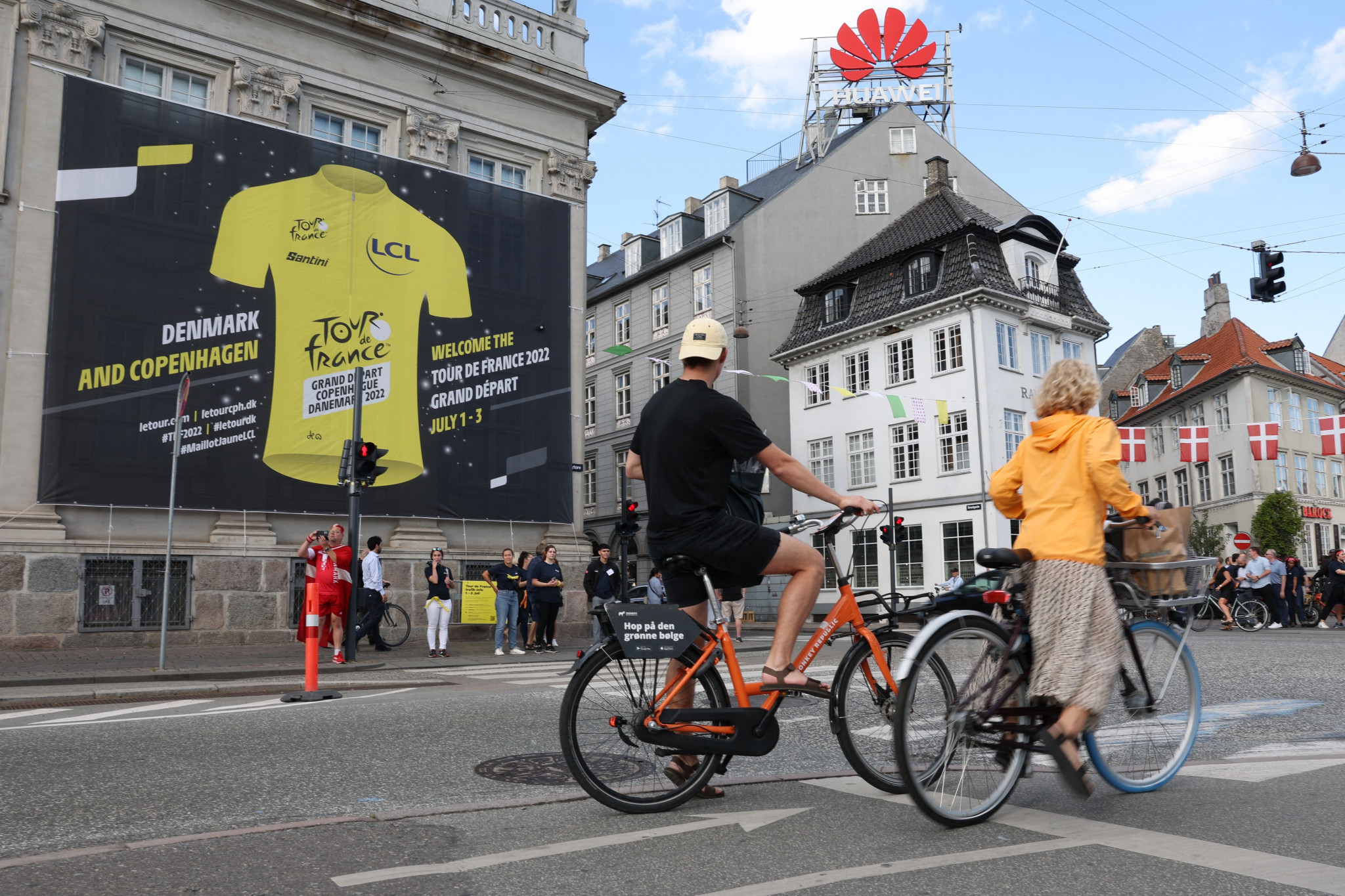 A large poster of the yellow jersey adorns the side of a building in the heart of the Danish capital ©Getty Images