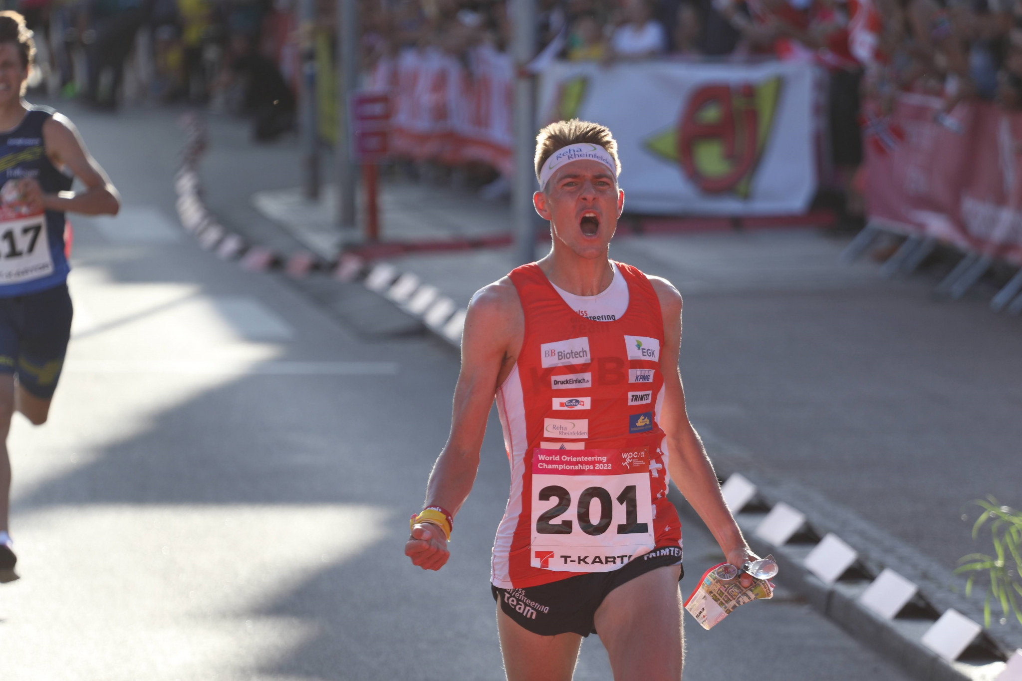 Matthias Kyburz roars with delight after pipping August Mollen to the men's title ©WOC 2022