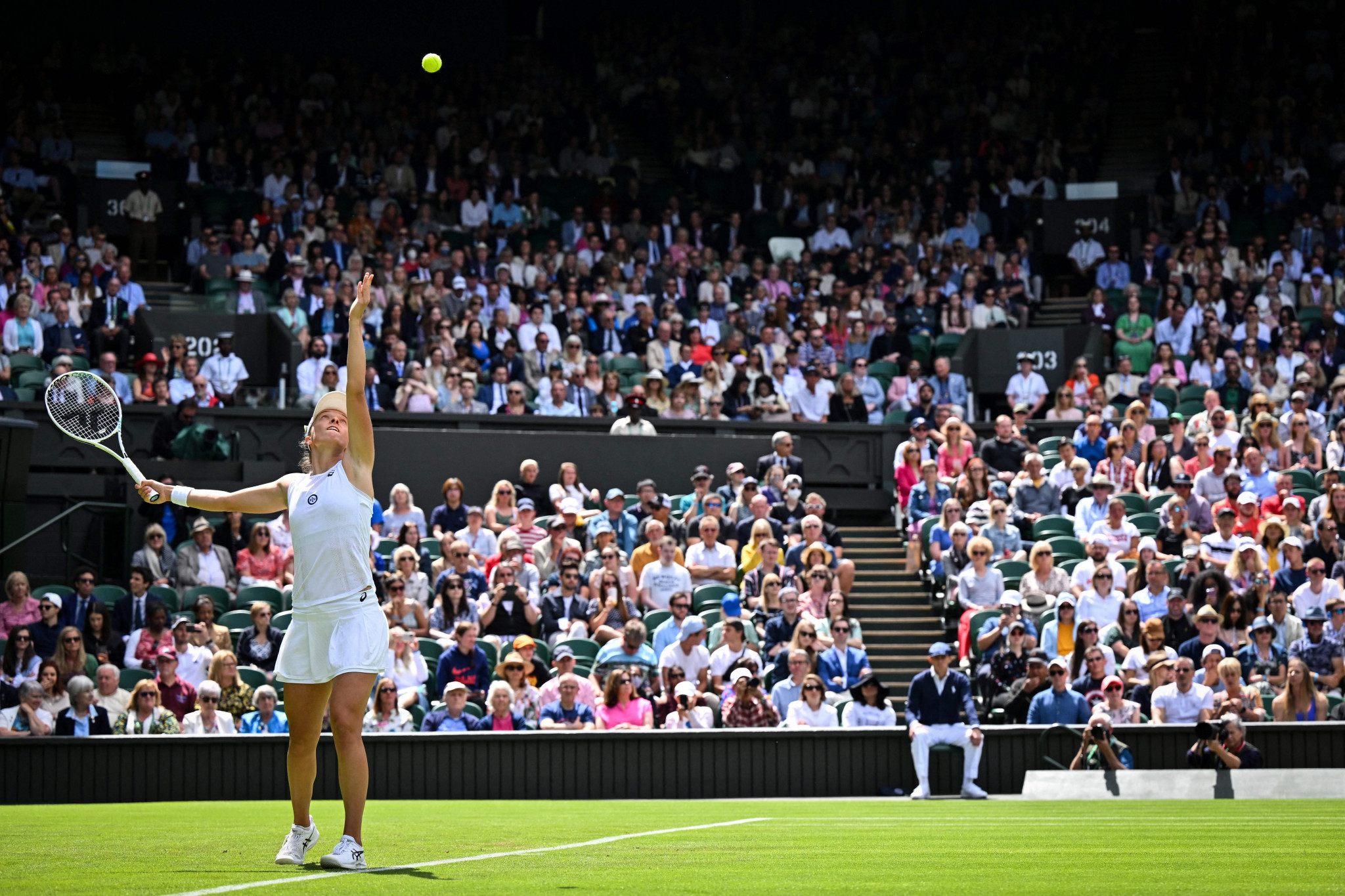 Polish top seed Iga Świątek won her first-round match at Wimbledon to extend her winning streak to 36 matches ©Getty Images