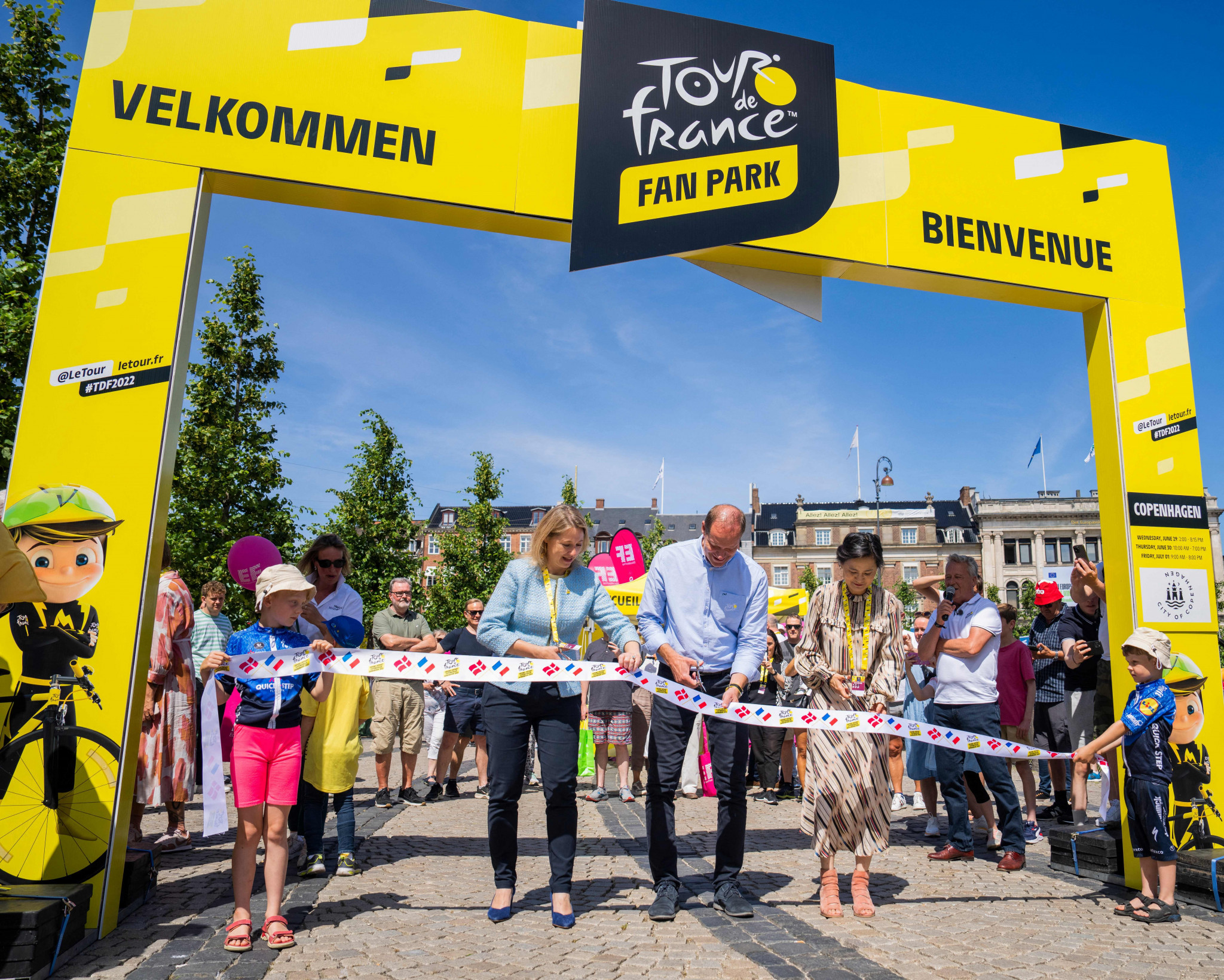 Lord Mayor of Copenhagen Sophie Hæstorp Andersen joins Tour de France general director Christian Prudhomme in cutting the ribbon to open the new fan park for the Grand Départ ©Getty Images