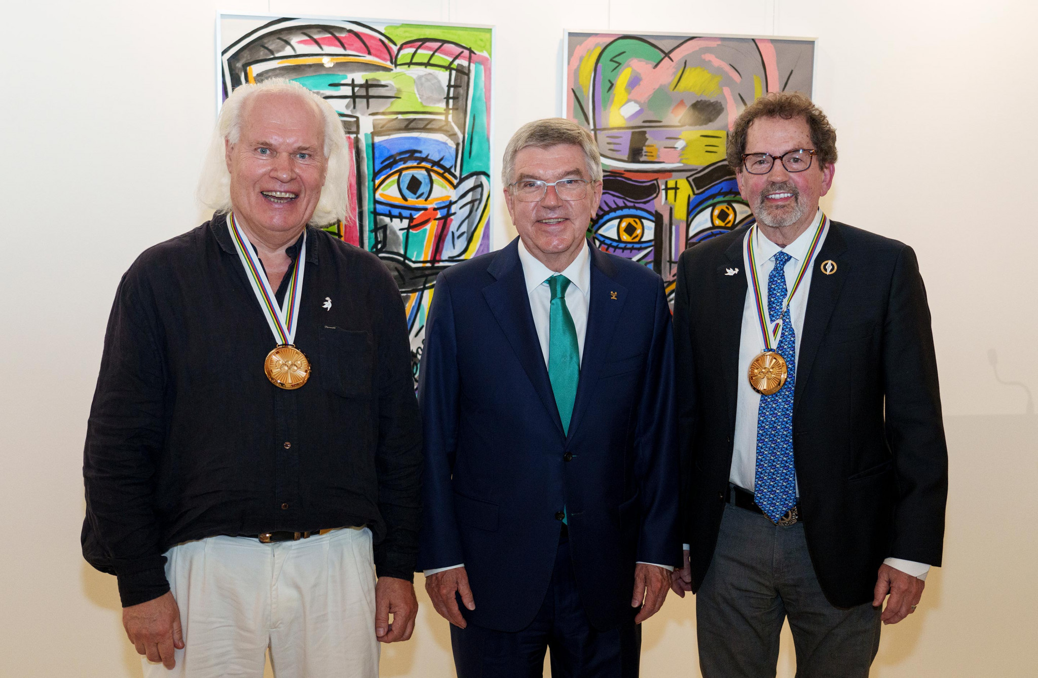 Thomas Bach flanked by German artist Rolf Lukaschewski and American writer George Hirthler at the award ceremony in Lausanne ©IOC/Greg Martin