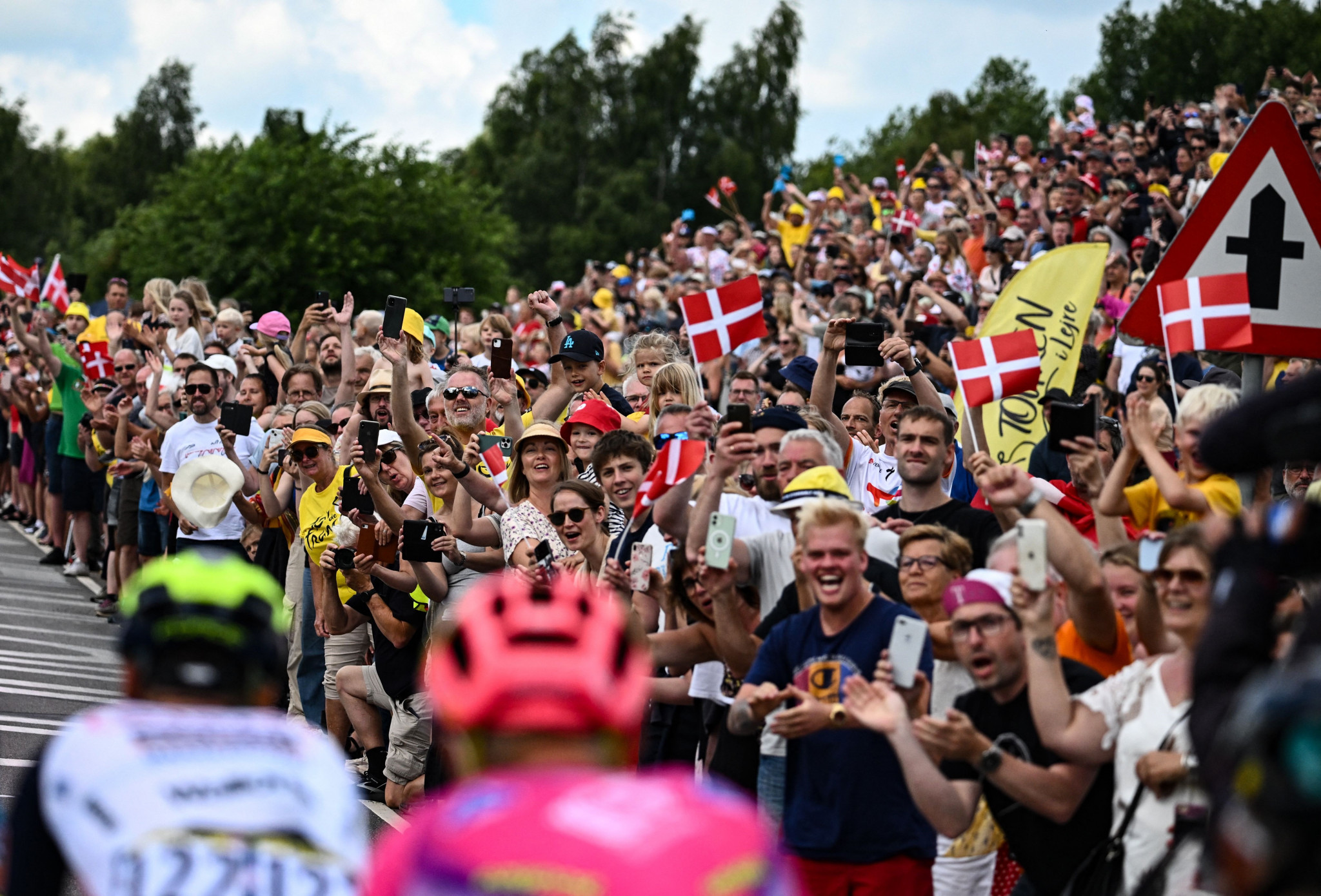 There was a party atmosphere along the Danish route as spectators and riders enjoyed sunny conditions after yesterday's rain-hit individual time trial in Copenhagen ©Getty Images