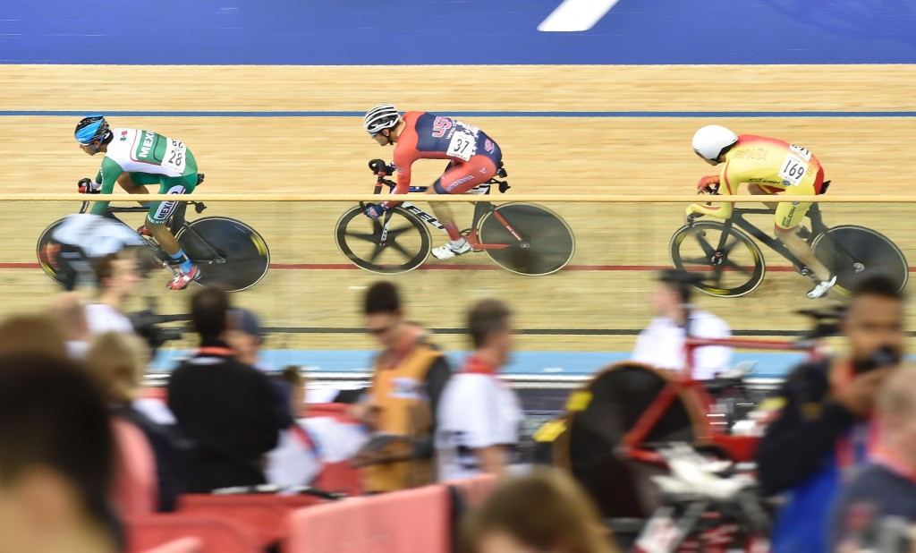 A group of six riders were able to gain a lap in the men's scratch race ©Getty Images