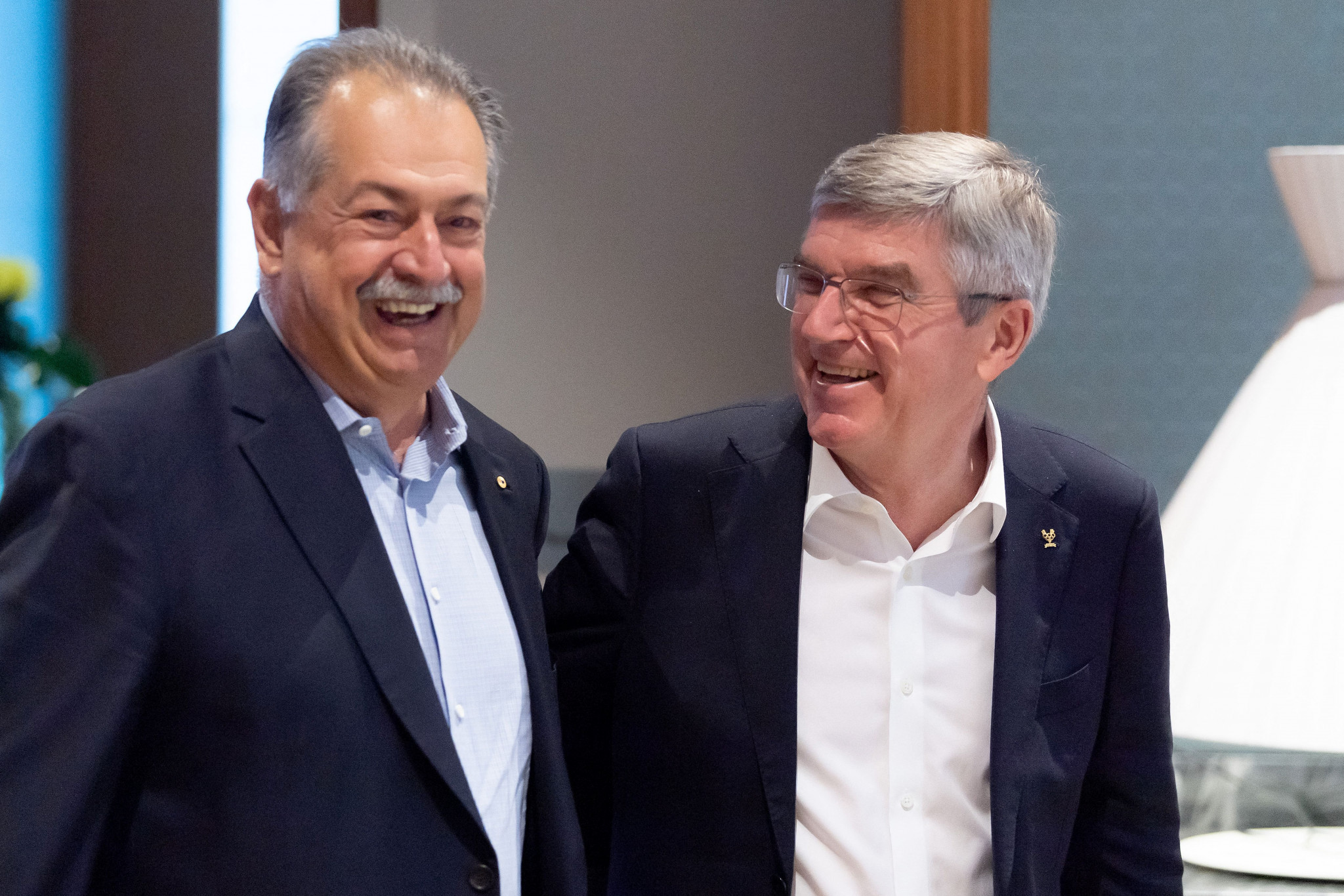 Andrew Liveris, left, President of the Brisbane 2032 Organising Committee Board, pictured with IOC President Thomas Bach ©Getty Images