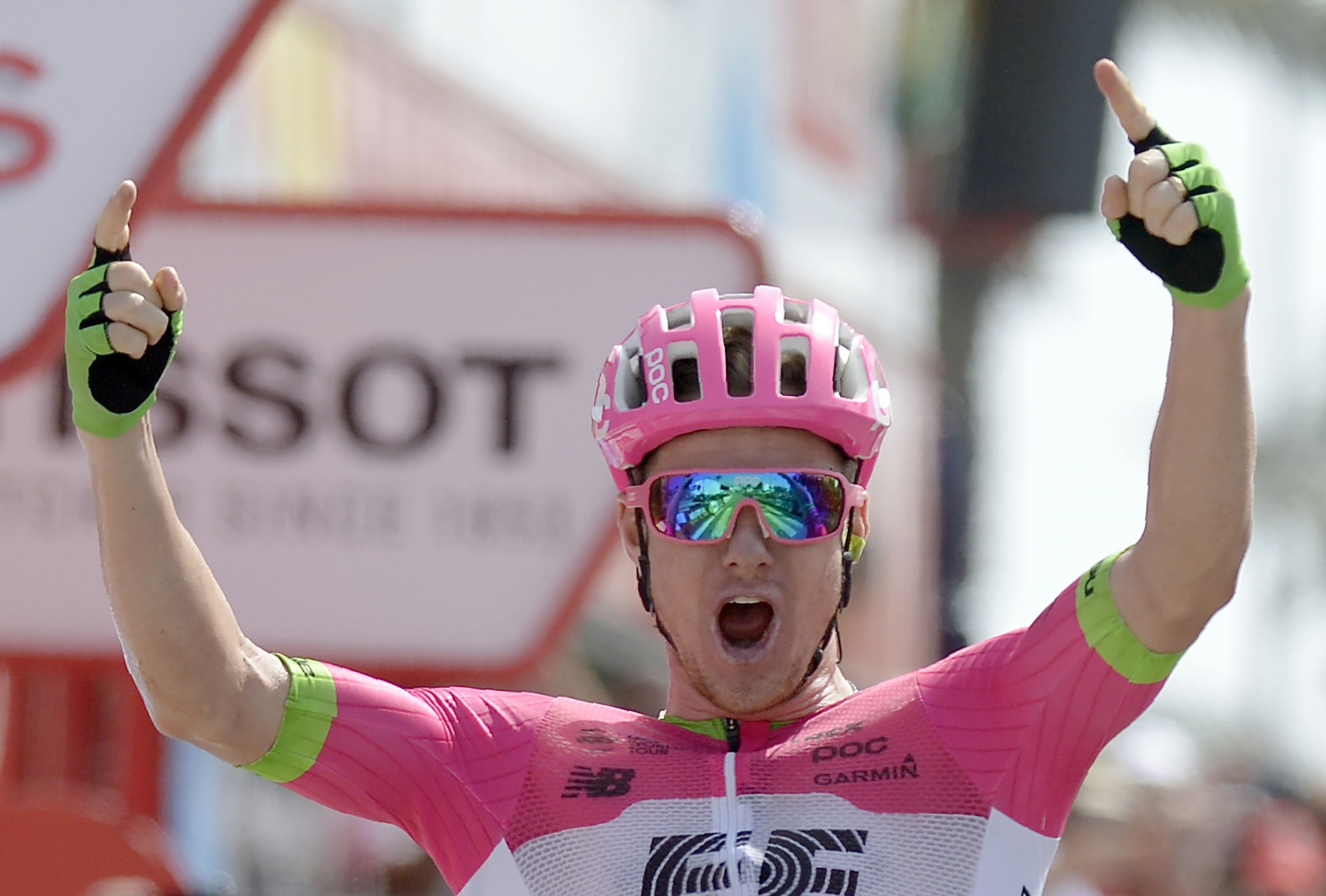 Clarke surges to maiden Tour de France victory on stage five