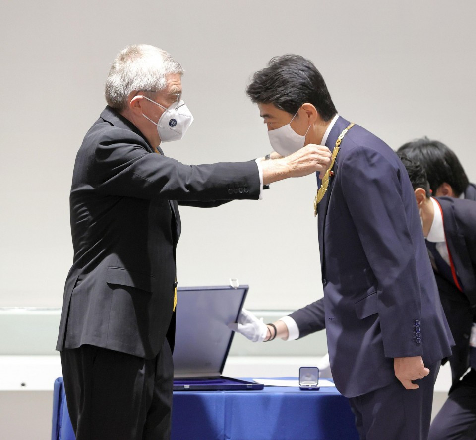 Shinzō Abe was awarded the Olympic Order by IOC President Thomas Bach in recognition of his work on Tokyo 2020 ©Getty Images